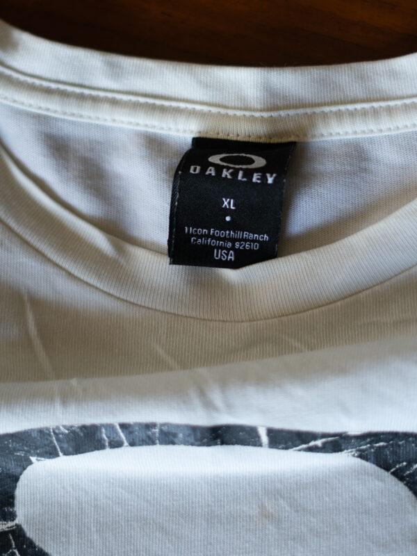 DSC04214 Oakley Distressed Logo Graphic T-Shirt – White