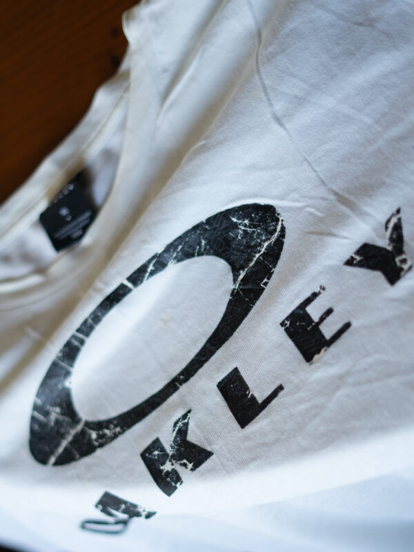 DSC04215 Oakley Distressed Logo Graphic T-Shirt – White